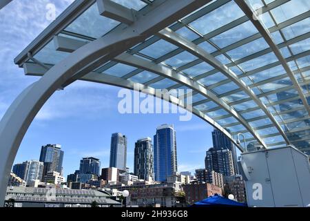 L'iconica "Grande ruota" di Seattle lungo il lungomare della città Foto Stock