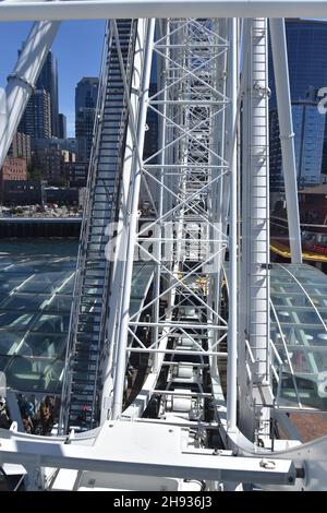 L'iconica "Grande ruota" di Seattle lungo il lungomare della città Foto Stock