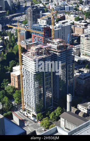 Vista di Seattle e delle sue aree circostanti dalla piattaforma di osservazione in cima al Columbia Center, la torre più alta di Seattle Foto Stock