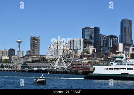 L'iconica "Grande ruota" di Seattle lungo il lungomare della città Foto Stock