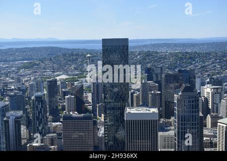 Vista di Seattle e delle sue aree circostanti dalla piattaforma di osservazione in cima al Columbia Center, la torre più alta di Seattle Foto Stock