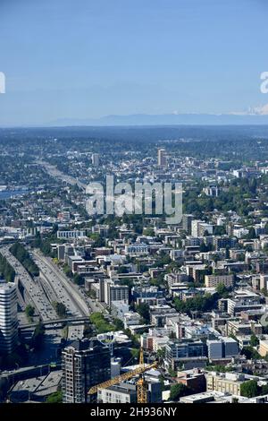 Vista di Seattle e delle sue aree circostanti dalla piattaforma di osservazione in cima al Columbia Center, la torre più alta di Seattle Foto Stock