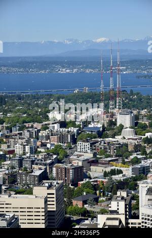 Vista di Seattle e delle sue aree circostanti dalla piattaforma di osservazione in cima al Columbia Center, la torre più alta di Seattle Foto Stock