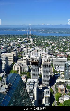 Vista di Seattle e delle sue aree circostanti dalla piattaforma di osservazione in cima al Columbia Center, la torre più alta di Seattle Foto Stock