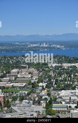 Vista di Seattle e delle sue aree circostanti dalla piattaforma di osservazione in cima al Columbia Center, la torre più alta di Seattle Foto Stock