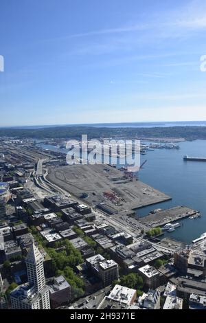 Vista di Seattle e delle sue aree circostanti dalla piattaforma di osservazione in cima al Columbia Center, la torre più alta di Seattle Foto Stock