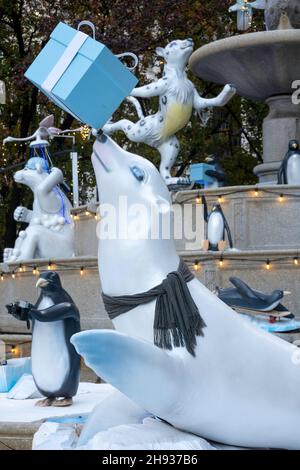 Pulitzer Fountain con decorazioni natalizie, 2021, Grand Army Plaza, NYC, USA Foto Stock