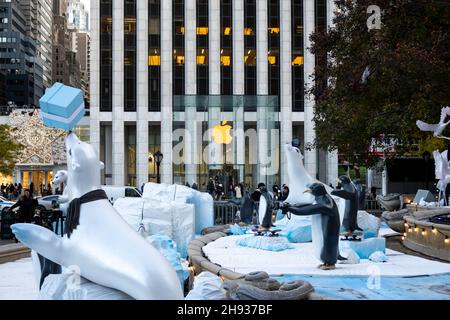 Pulitzer Fountain con decorazioni natalizie, 2021, Grand Army Plaza, NYC, USA Foto Stock