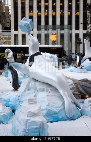 Pulitzer Fountain con decorazioni natalizie, 2021, Grand Army Plaza, NYC, USA Foto Stock