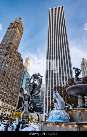 Pulitzer Fountain con decorazioni natalizie, 2021, Grand Army Plaza, NYC, USA Foto Stock