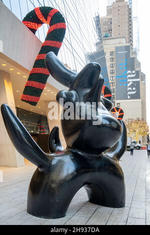 Scultura di Moonbird di Joan Miro con l'edificio Solow in background, NYC 2021 Foto Stock