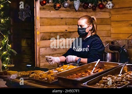 Bucarest, Romania. 3 dicembre 2021. Donna che vende cibo tradizionale rumeno Foto Stock