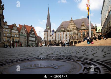 Primo piano della chiave di Brema, Germania come simbolo del libero mercato con edifici storici (municipio, parlamento) sullo sfondo Foto Stock