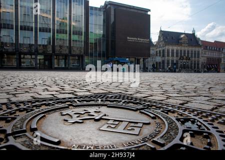 Primo piano della chiave di Brema, Germania come simbolo del libero mercato con edifici storici (municipio, parlamento) sullo sfondo Foto Stock