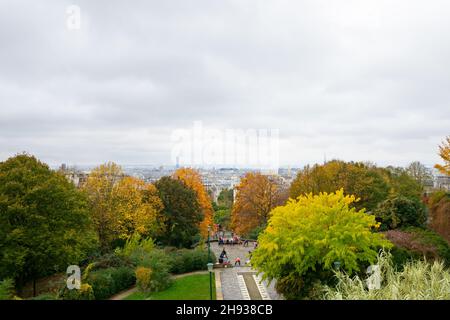 Parigi, Francia - 14 novembre 2021: Vista dal Belvedere de Belville sul parco e la città Foto Stock