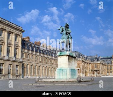 Francia. Vicino a Parigi. Palazzo di Versailles. Statua equestre di re Luigi XIV. Foto Stock