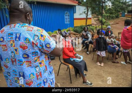 23 luglio 2021, Nairobi, Kenya: Un operatore sanitario visto consigliare le donne durante l'evento.la paralisi cerebrale è uno sviluppo anormale del tessuto cerebrale che colpisce i bambini che li rende incapaci di controllare i loro muscoli, questo di solito si verifica prima o soprattutto dopo la nascita di un bambino. Un gruppo di esperti medici e terapisti di massaggio della Fondazione d'azione (T.A.F) si è riunito per aiutare e sostenere diverse famiglie con bambini giovani affetti da paralisi cerebrale. Poiché la maggior parte delle famiglie non sono in grado di permettersi gli elevati costi dei servizi medici e delle terapie per i loro bambini con disabilità, l'azione ha trovato Foto Stock