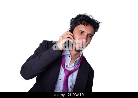 Uomo d'affari con espressione preoccupata mentre parla al telefono. Uomo d'affari che indossa occhiali isolati su tutto sfondo bianco. Foto Stock