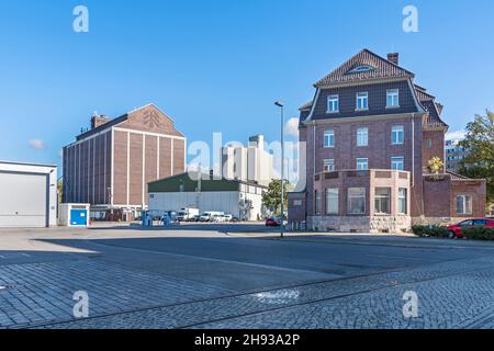 Berlino, Germania - 6 ottobre 2021: Porto di Westhafen BEHALA, porto interno e operatore del centro merci trimodale con il vecchio magazzino e amministrati Foto Stock