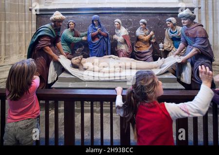 La sepoltura di Gesù, scultura del XVI secolo di Froc-Robert, Cattedrale di Quimper, departamento di Finistere, regione della Bretagna, Francia Foto Stock