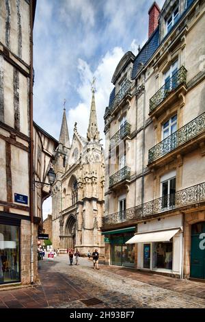 Cattedrale di Saint-Pierre come visto da Rampart Street, Vannes, Brittany, Francia Foto Stock