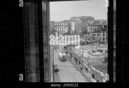 Warszawa, 1947-06. Widok na plac Trzech Krzy¿y z okna kamienicy Pod Gryfami u zbiegu ulic: ¯urawiej i Brackiej. W g³êbi czêœciowo zburzony gmach by³ego gminazjum im. Œwiêtej Jadwigi miêdzy ul. Wiejsk¹ a al. Ujazdowskimi. Z prawej ogrodzony teren pod budowê gmachu Pañstwowej Komisji Planowania Gospodarczego i ¿elbetowy szkielet nieukoñczonego domu z lat 30. bb/gr PAP Dok³adny dzieñ wydarzenia nieustalony. Varsavia, giugno 1947. Vista sulla Piazza delle tre croci da una finestra della struttura "sotto i Griffins" all'angolo tra le strade di Zurawia e Bracka. Sullo sfondo il parzialmente destro Foto Stock