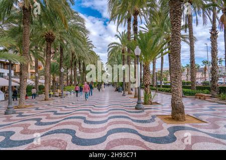 Passeggiata ad Alicante, Spagna, persone a piedi, foto ad alta risoluzione Foto Stock