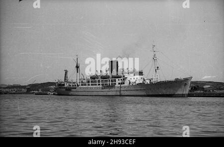 Gdynia, 1947-06. Przekazanie Polsce przez Zwi¹zek Socjalistycznych Republik Radzieckich (ZSRR) 19 poniemieckich statków w ramach reparacji wojennych. NZ. Statek Piotr Wielki u nabrze¿a portu. ps/gr PAP Dok³adny dzieñ wydarzenia nieustalony. Gdynia, giugno 1947. 19 navi da guerra tedesche consegnate alla Polonia dall'Unione Sovietica come parte di riparazioni di guerra. Nella foto: La nave Piotr Wielki all'argine. ps/gr PAP Foto Stock