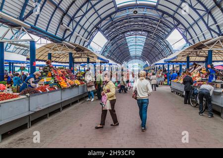 MINSK, BIELORUSSIA - 13 GIUGNO 2017: Vista del mercato di Komarovsky a Minsk, Bielorussia Foto Stock