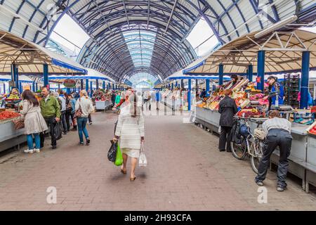 MINSK, BIELORUSSIA - 13 GIUGNO 2017: Vista del mercato di Komarovsky a Minsk, Bielorussia Foto Stock