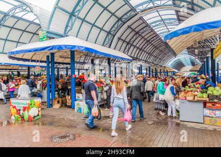 MINSK, BIELORUSSIA - 13 GIUGNO 2017: Vista del mercato di Komarovsky a Minsk, Bielorussia Foto Stock