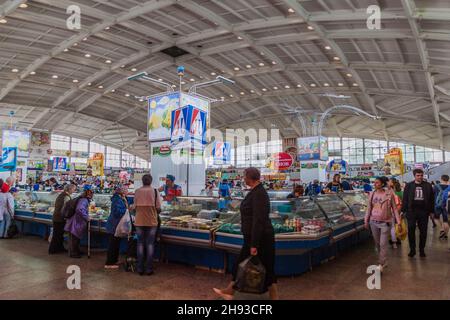 MINSK, BIELORUSSIA - 13 GIUGNO 2017: Vista del mercato di Komarovsky a Minsk, Bielorussia Foto Stock