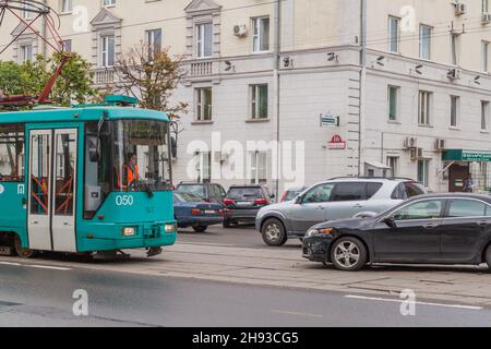 MINSK, BIELORUSSIA - 13 GIUGNO 2017: Piccolo incidente, collisione di un tram e di un'auto a Minsk, Bielorussia Foto Stock