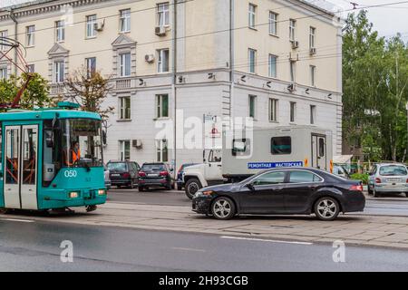 MINSK, BIELORUSSIA - 13 GIUGNO 2017: Piccolo incidente, collisione di un tram e di un'auto a Minsk, Bielorussia Foto Stock