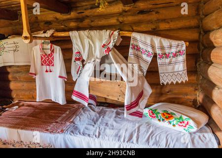 DUDUDUDUUTKI, BIELORUSSIA - 17 GIUGNO 2017: Interno di una vecchia casa nel Museo all'aperto di Dudutki, Bielorussia Foto Stock