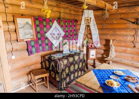 DUDUDUDUUTKI, BIELORUSSIA - 17 GIUGNO 2017: Interno di una vecchia casa nel Museo all'aperto di Dudutki, Bielorussia Foto Stock