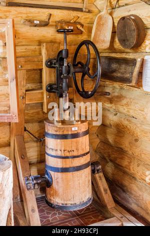 DUDUDUDUUTKI, BIELORUSSIA - 17 GIUGNO 2017: Attrezzature vecchie al Museo all'aperto di Dudutki, Bielorussia Foto Stock