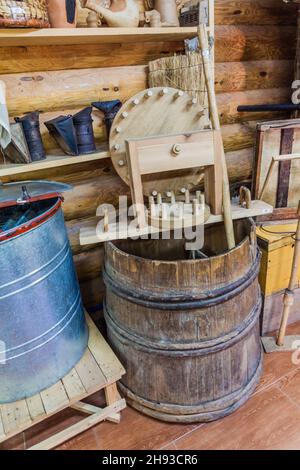 DUDUDUDUUTKI, BIELORUSSIA - 17 GIUGNO 2017: Attrezzature per la conservazione delle api nel museo all'aperto di Dudutki, Bielorussia Foto Stock