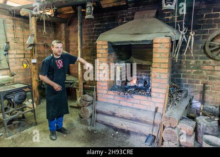 DUDUDUDUUTKI, BIELORUSSIA - 17 GIUGNO 2017: Laboratorio di fabbro al Museo all'aperto di Dudutki, Bielorussia Foto Stock