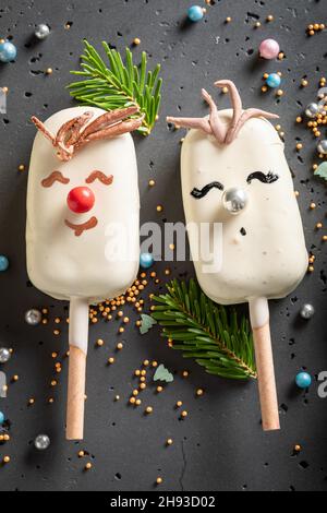 Popsicli unici decorati come renna per Natale. Dolci creativi e unici per Natale. Foto Stock