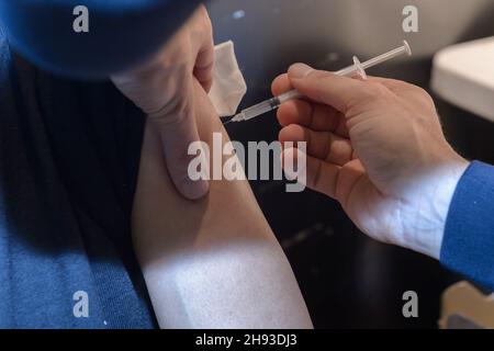 Saint Laurent Du Var, Francia. 03 dicembre 2021. L'arrivo della variante Omicron costringe il governo francese ad accelerare l'iniezione della terza dose del vaccino contro il coronavirus. Un centro di vaccinazione non-stop è installato nei centri commerciali del più grande spazio commerciale della Costa Azzurra. Gestito dalla Securité Civile, dà la possibilità alla popolazione di essere vaccinato senza appuntamento durante lo shopping natalizio. (Foto di Laurent Coust/SOPA Images/Sipa USA) Credit: Sipa USA/Alamy Live News Foto Stock