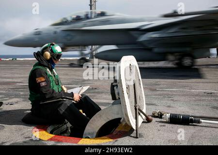 OCEANO PACIFICO (Nov. 10, 2021) Aviation Boatswain's Mate (Equipment) 3rd Class Kevin Reissner, da Dumont, N.J., opera una catapulta sul ponte di volo di USS Abraham Lincoln (CVN 72). Abraham Lincoln sta conducendo le operazioni di routine nella terza flotta degli Stati Uniti. (STATI UNITI Foto Navy di Mass Communication Specialist terza classe Michael Singley/rilasciato) Foto Stock