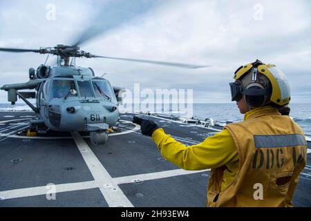 OCEANO PACIFICO (Nov. 16, 2021) Boatswain’s Mate Seaman Lissa Herrera, di Hackensack, N.J., dirige un elicottero MH-60 Sea Hawk, assegnato alla Carrier Air Wing (CVW) 9, durante le operazioni di volo a bordo del cacciatorpediniere missile guidato di classe Arleigh Burke USS Gridley (DDG 101). Gridley sta conducendo le operazioni di routine nella terza flotta degli Stati Uniti. (STATI UNITI Foto Navy di Mass Communication Specialist 2a classe Colby A. Mothershead/rilasciato) Foto Stock