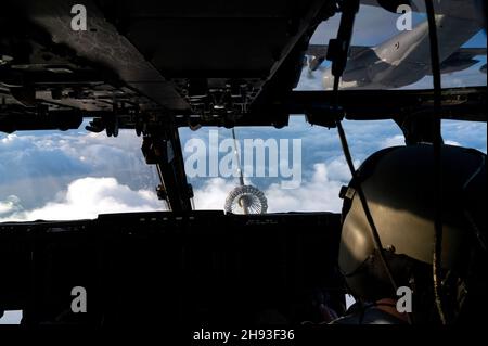 Una US Air Force CV-22B Osprey assegnata al 7° Squadrone Special Operations, riceve carburante da un MC-130J Commando II assegnato al 67esimo SOS sul Mare del Nord il 1° dicembre 2021. L'addestramento continuo con la capacità di rifornimento dell'aria garantisce che la 352a ala Special Operations sia pronta ad eseguire operazioni di risposta globale in qualsiasi luogo e in qualsiasi momento. (STATI UNITI Air Force foto di staff Sgt. Jeremy McGuffin) Foto Stock