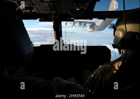 Una US Air Force CV-22B Osprey assegnata al 7° Squadrone Special Operations, riceve carburante da un MC-130J Commando II assegnato al 67esimo SOS sul Mare del Nord il 1° dicembre 2021. L'addestramento continuo con la capacità di rifornimento dell'aria garantisce che la 352a ala Special Operations sia pronta ad eseguire operazioni di risposta globale in qualsiasi luogo e in qualsiasi momento. (STATI UNITI Air Force foto di staff Sgt. Jeremy McGuffin) Foto Stock