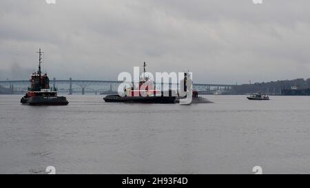 211126-N-ME396-1015 GROTON, Conn. (Nov. 26, 2021) i tugboat guidano la USS Minnesota (SSN 783) al molo mentre il sottomarino ad attacco rapido alimentato a energia nucleare di classe Virginia ritorna alla base sottomarina navale di New London a seguito di un dispiegamento regolarmente programmato. La USS Minnesota fu commissionata nel 2013, la terza nave della Marina degli Stati Uniti per condividere il nome del North Star state. Il sottomarino Minnesota è lungo più di 377 metri e può spostare quasi 7,900 tonnellate. (STATI UNITI Foto Navy di Mass Communication Specialist 2a classe Tristan B. Lotz/Released) Foto Stock