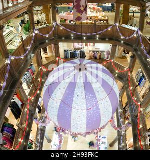 Vista dall'alto di una gigantesca decorazione in mongolfiera sospesa al Liberty Store di Regent Street per gli amanti del Natale, Londra Inghilterra Regno Unito Foto Stock