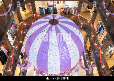 Vista dall'alto della decorazione gigante in mongolfiera sospesa al negozio Liberty in Regent Street per gli amanti dello shopping natalizio, Londra Inghilterra Regno Unito Foto Stock