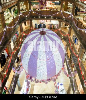 Una gigantesca decorazione in mongolfiera sospesa al negozio Liberty in Regent Street per gli amanti dello shopping natalizio, Londra Inghilterra Regno Unito Foto Stock