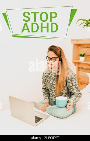 Cartello di testo con la scritta Stop ADHD. Idea di business mettere alla fine il disturbo mentale di salute dei bambini iperattivo imprenditore controllo e la lettura di e-mail Foto Stock